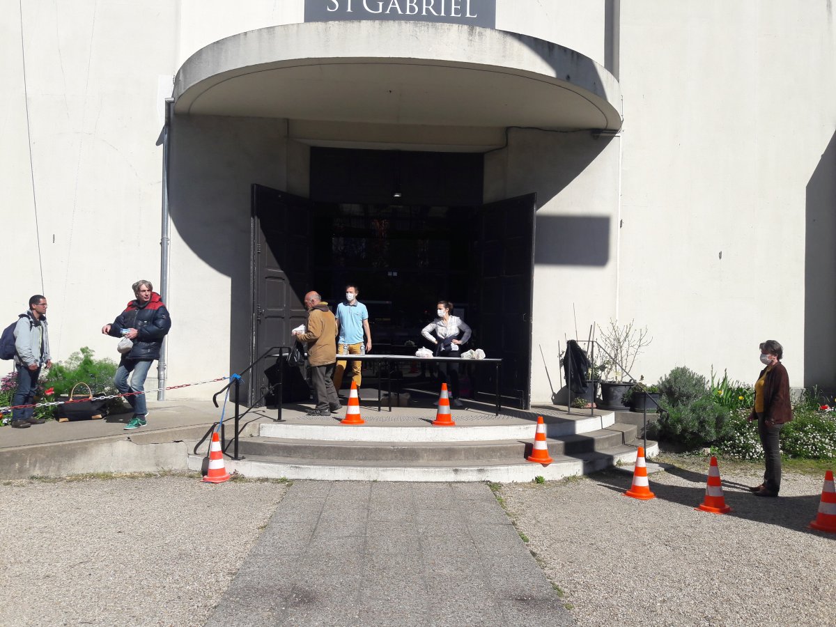 Distribution de l'aide alimentaire à Saint Gabriel. 5 avril 2020 
