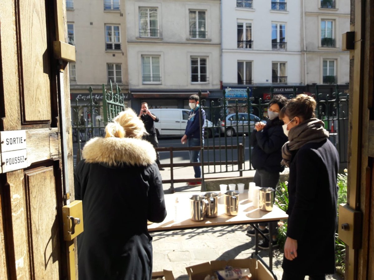 Distribution de l'aide alimentaire à Saint-Séverin. 27 mars 2020 (c) D. R..
