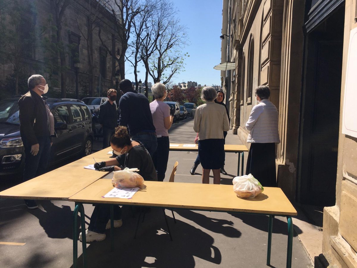 Distribution alimentaire à Saint Vincent de Paul. 23 avril 2020 