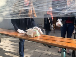 Distribution de l'aide alimentaire à Saint Médard. 30 mars 2020 
