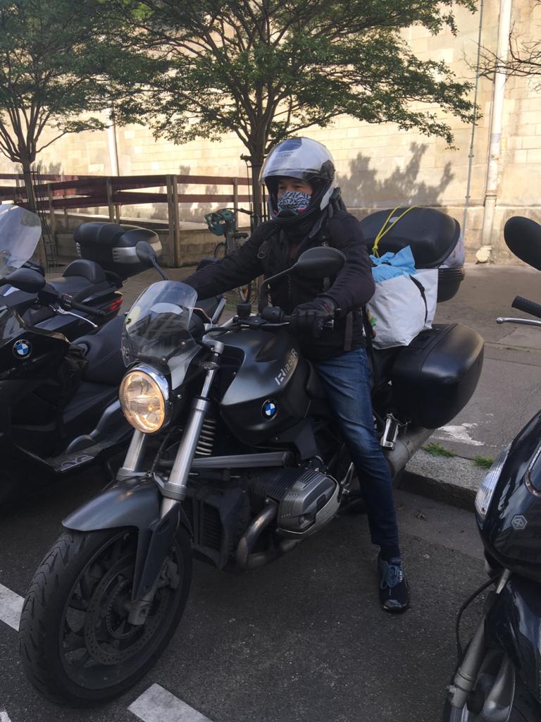 Livraison de blouses à moto. 7 mai 2020 