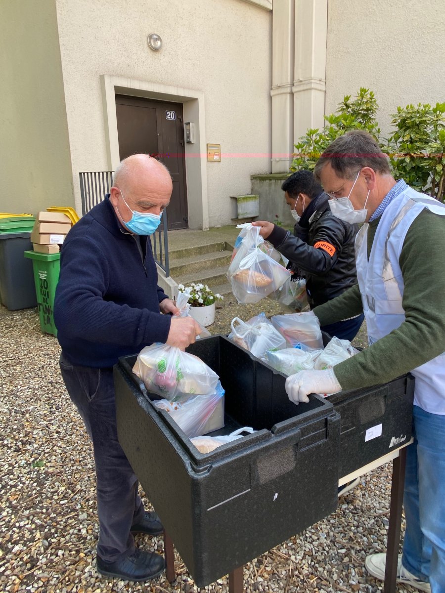 Distribution de l'aide alimentaire à Saint-Ambroise. 27 mars 2020 (c) D. R..