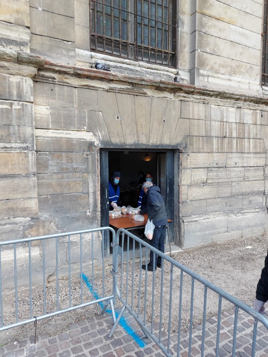 Distribution de l'aide alimentaire à Saint Eustache. 29 mars 2020 (c) D. R..