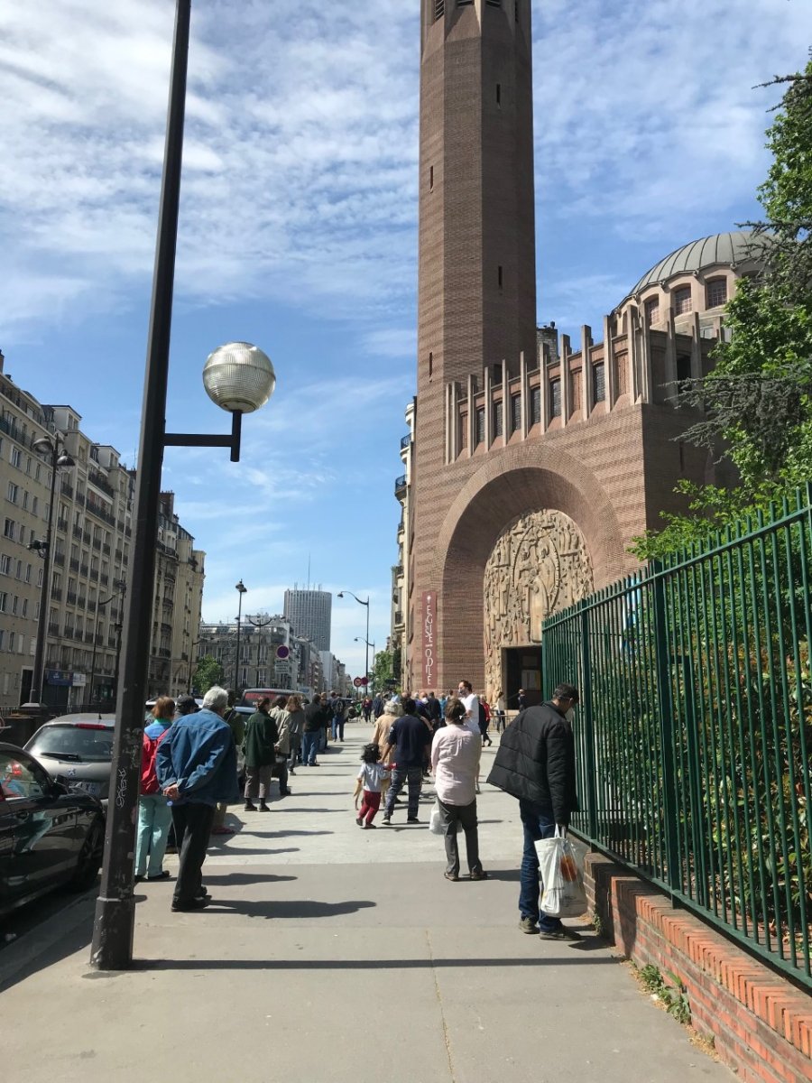 Distribution de l'aide alimentaire à Ste Odile. 8 mai 2020 