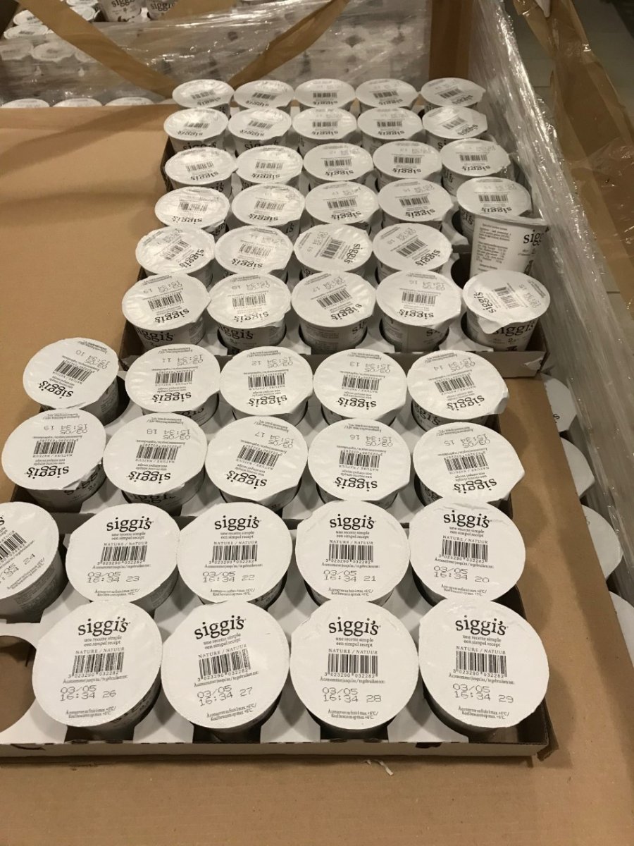 Yaourt Siggi's de Lactalis en attente d'être livrés dans les paroisses. 23 avril 2020 