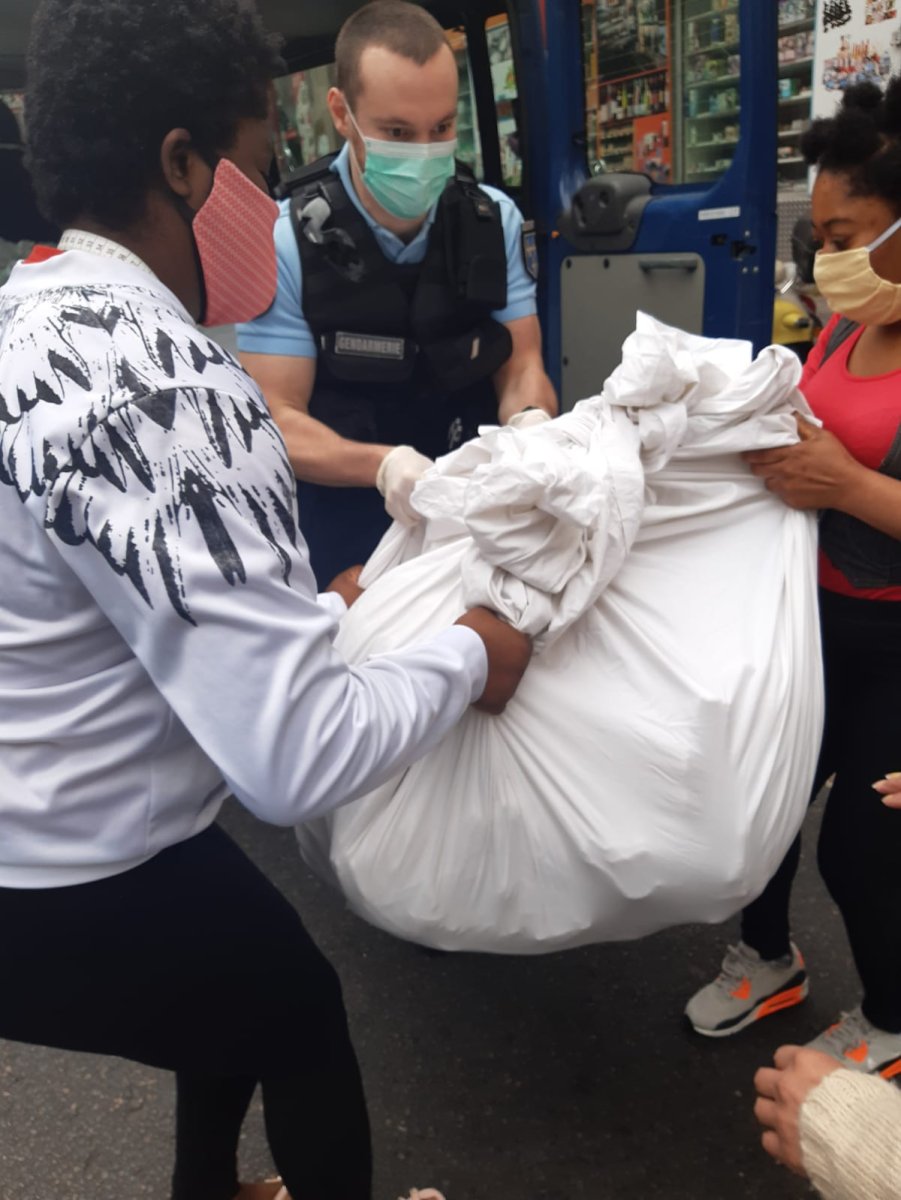 Livraison draps au Dorothy pour l'atelier Bakhita. 29 avril 2020 
